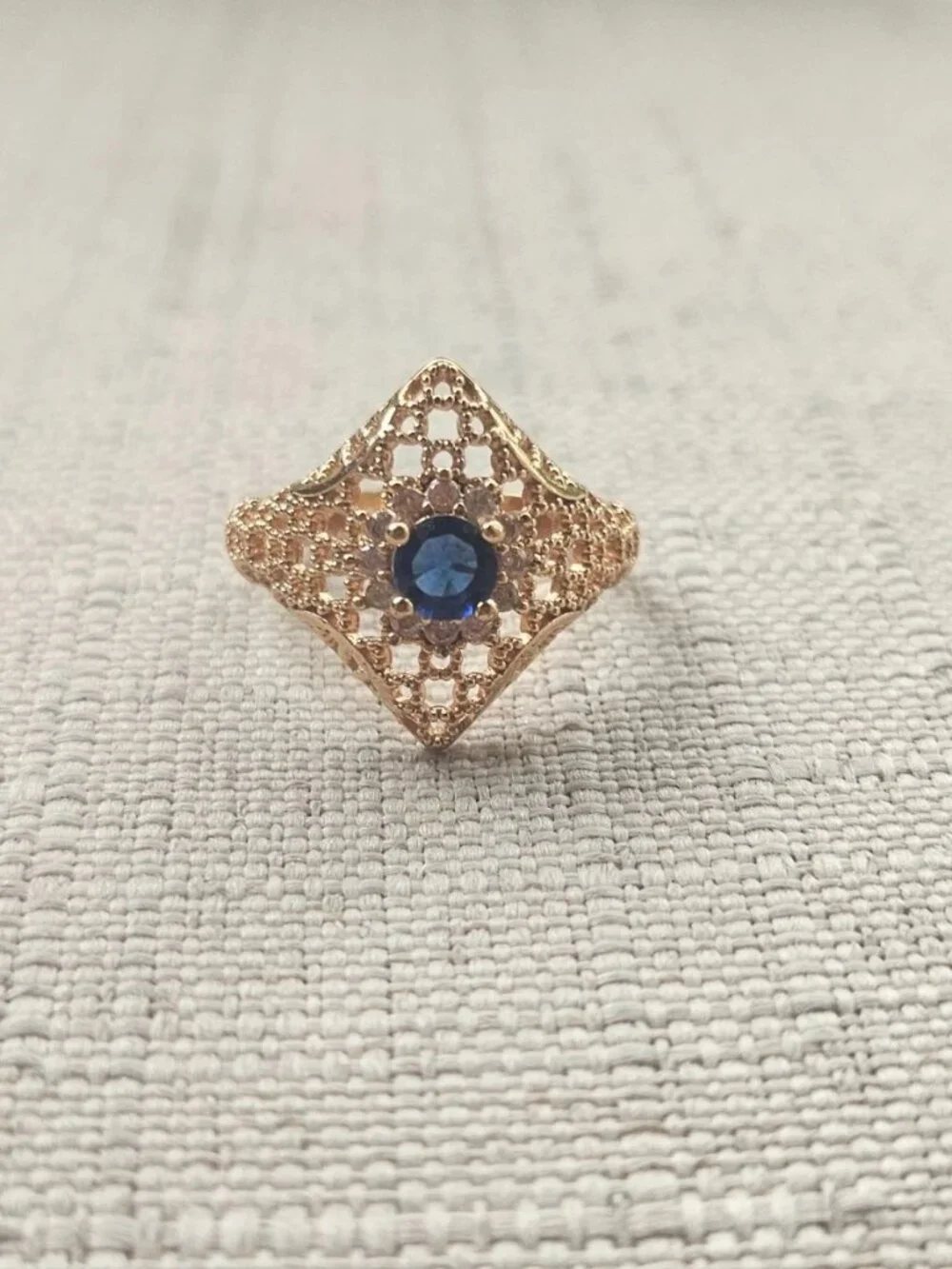 Women Ring Faux Blue Stone Centered Gold Tone Fashion Jewelry Size 8 New Unbrand - Picture 7 of 11